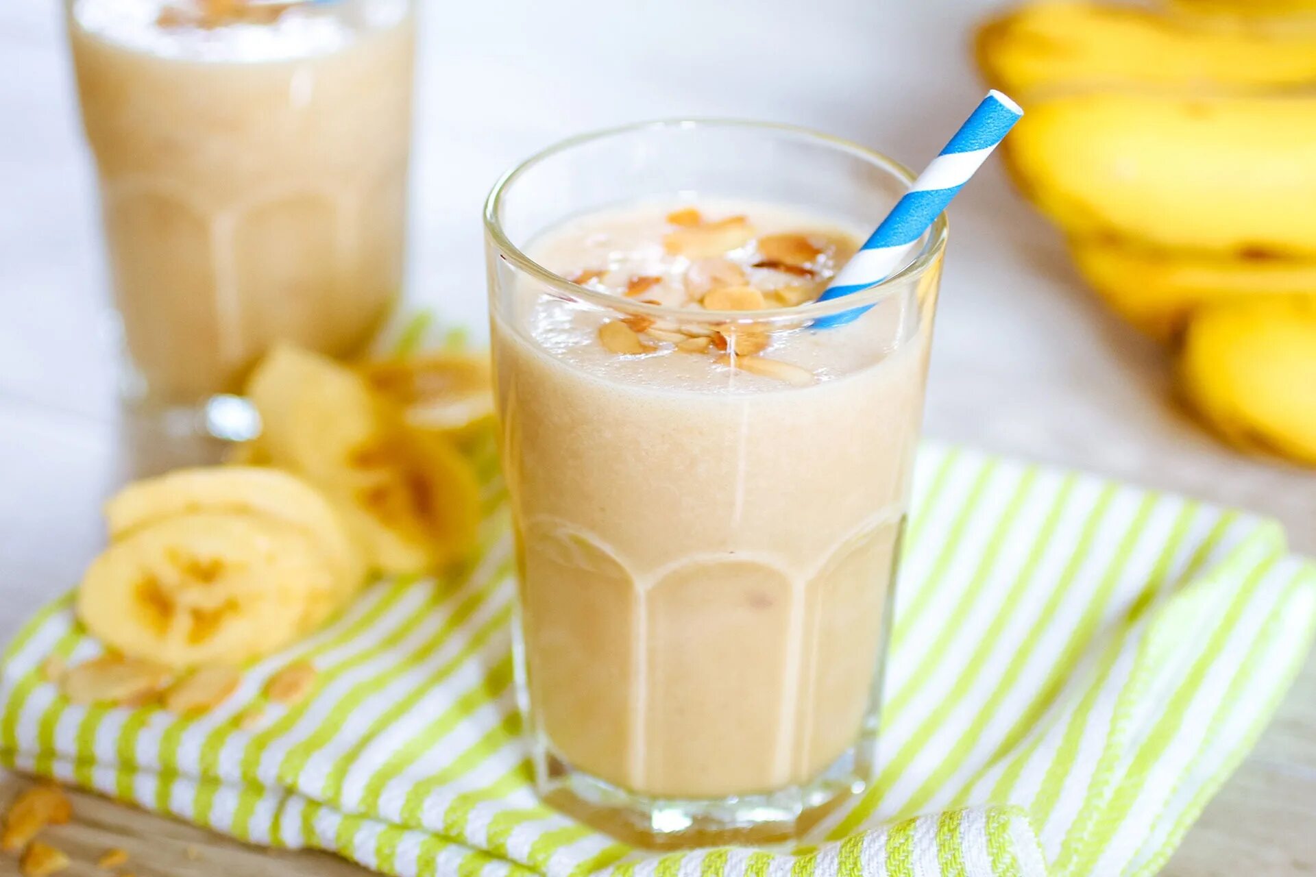 Молочный Шейк банановый. Банановый Шейк Banana Shake. Коктейль банановый Шейк. Банановый молочный коктейль. Банановое мороженое молоко