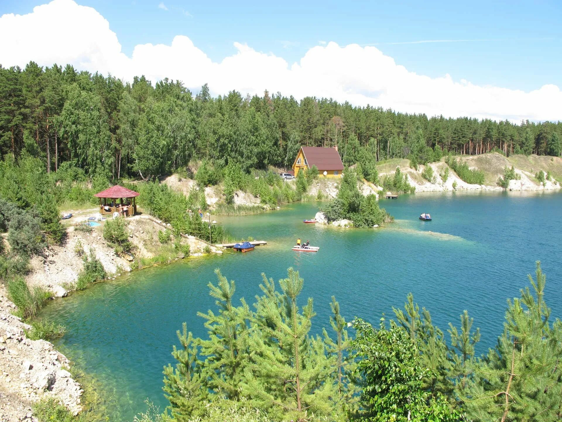 Караканский бор в новосибирской границы. Обское водохранилище караканский бор. Караканский бор мраморное озеро. Караканский бор новосибирская область отдых. Мраморное озеро новосибирск караканский бор.