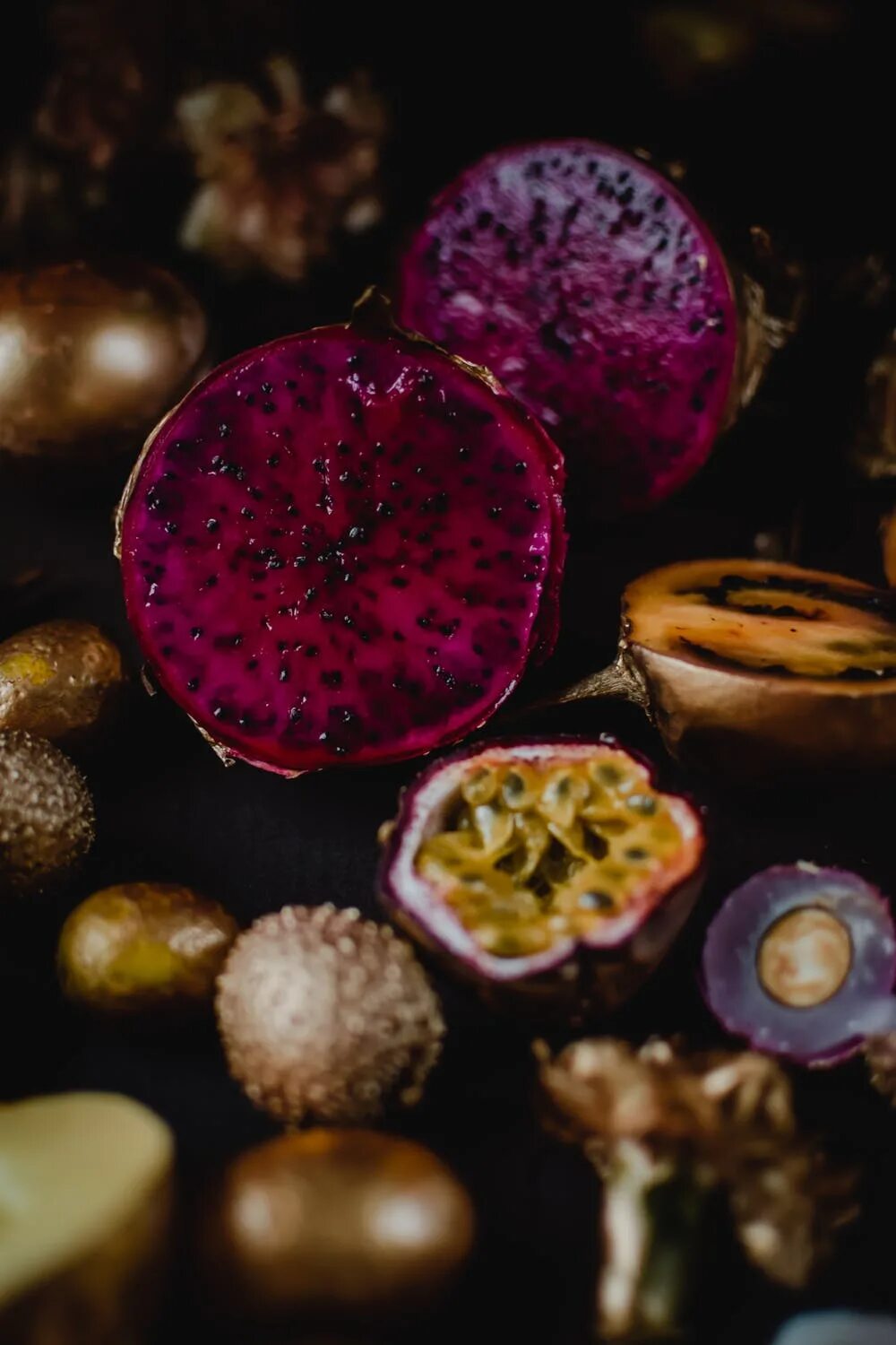 Ягода коричневого цвета. Коричневый фрукт. Фрукт коричневого цвета. Экзотический фиолетовый фрукт с косточками. Сладкий коричневый фрукт.