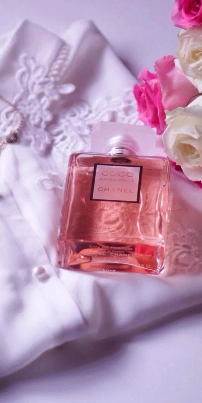 Нежнейший шлейф духов. Шанель мадмуазель розовый флакон. Chanel Parfum Pink. Парфюм Коко Шанель розовая. Духи мадмуазель Версаче.