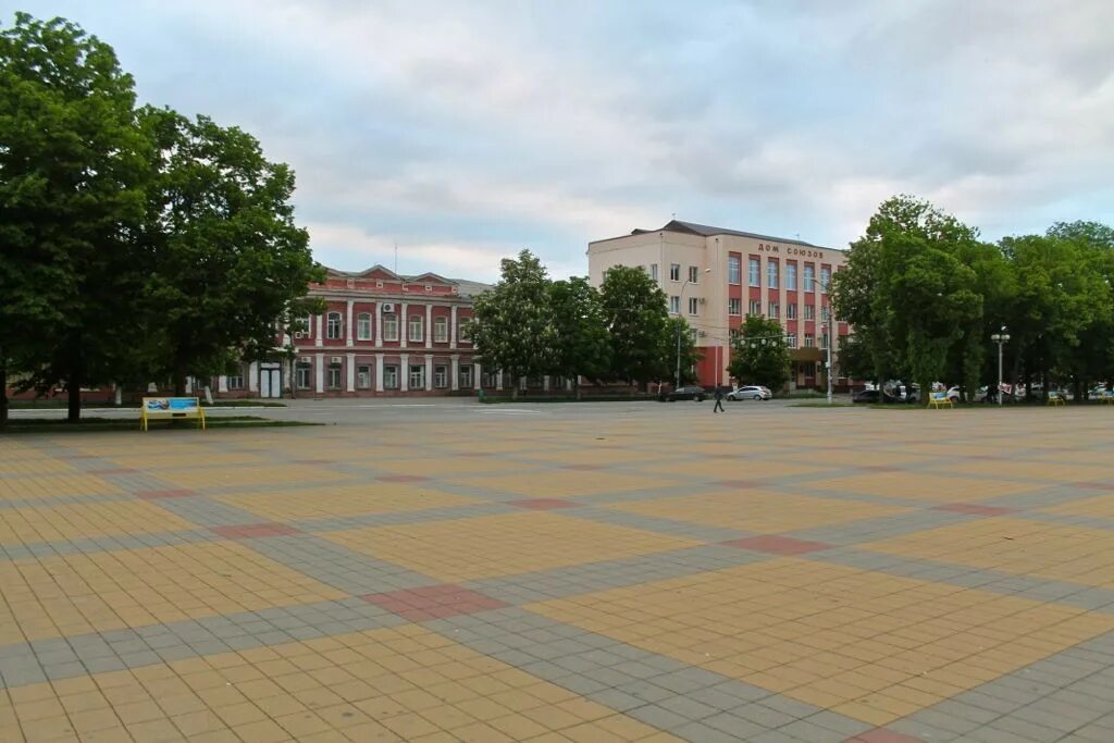 Майкоп красивые улицы. Майкоп город. Парк в майкопе гор парк. Майкоп монастырь иверской иконы божьей. Поста майкоп.