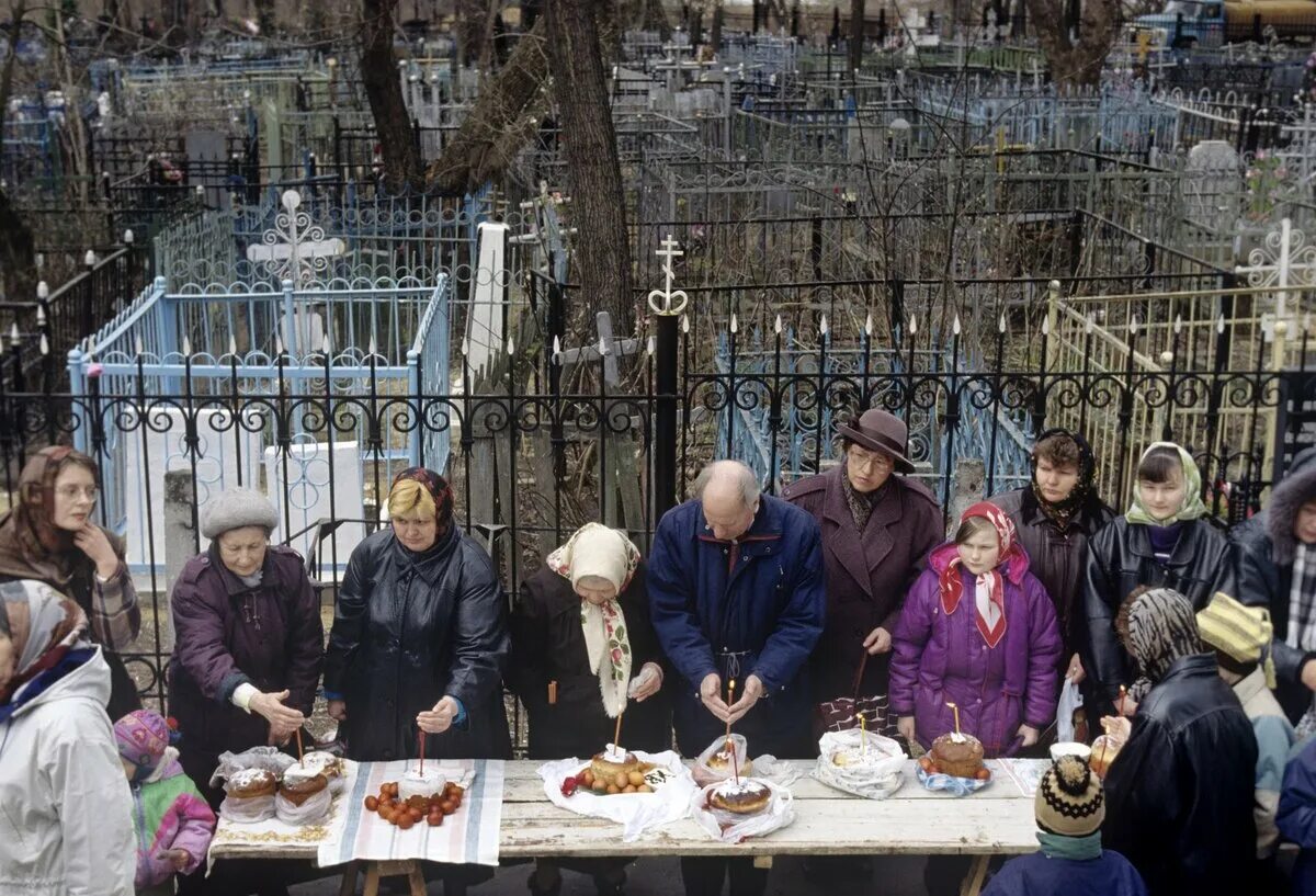 Что значат поминки. Пасха на кладбище. Поминки на кладбище на Пасху. Застолье на кладбище. Застолье на кладбище на Пасху.