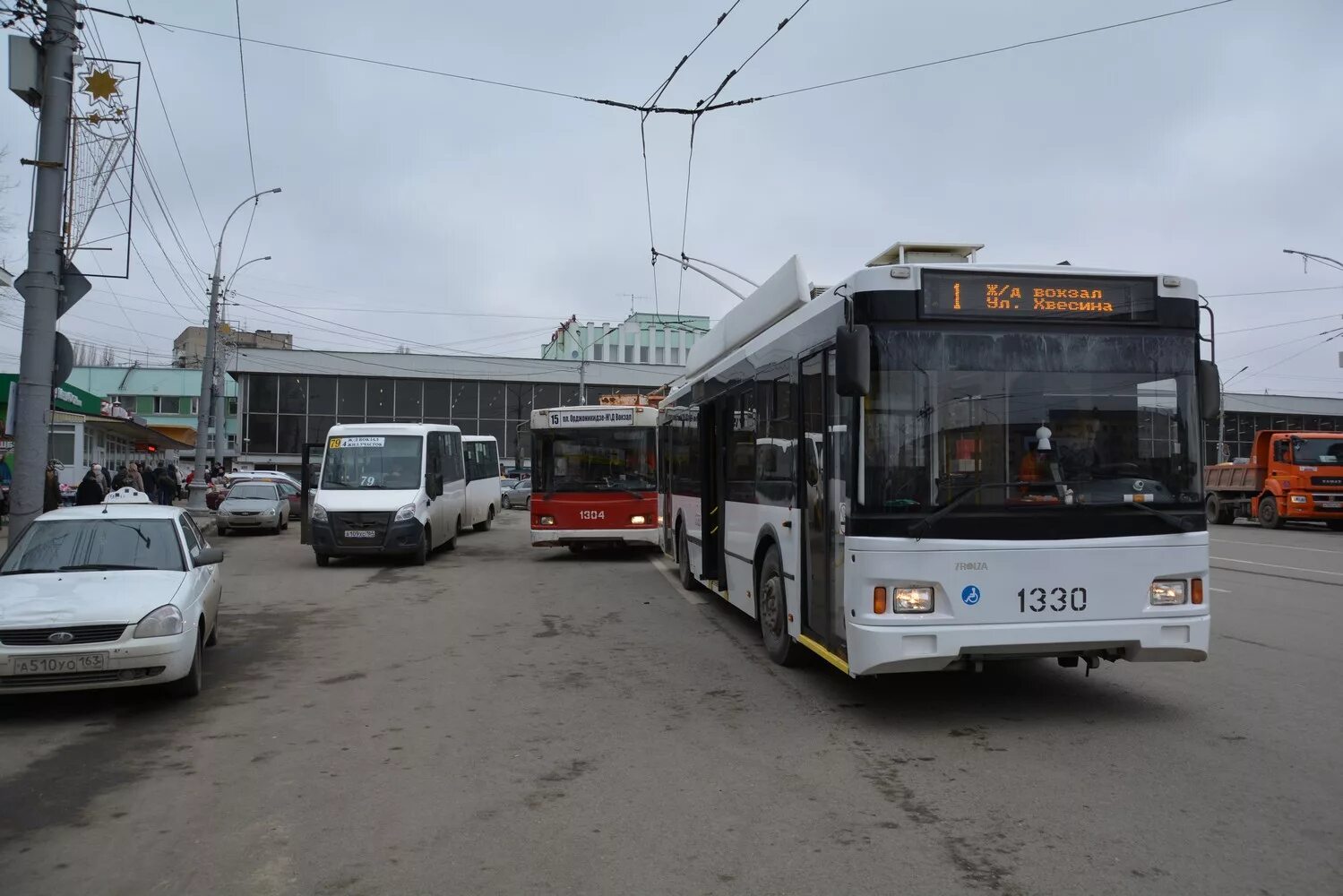 Маршрут 25 энгельс. Привокзальная площадь Саратов 2020. Саратов общественный транспорт. Автобусы Саратова. Муниципальный транспорт Саратов.