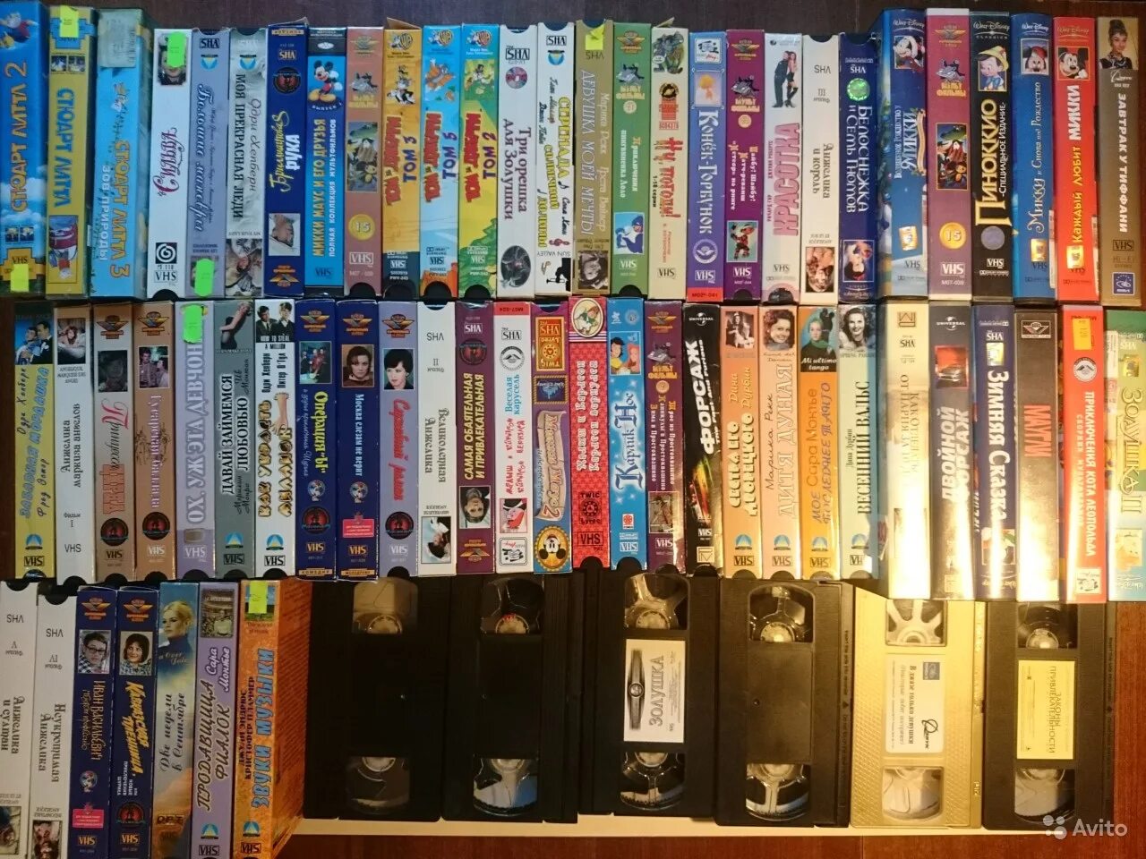 Название кассет. Вхс кассеты 90 е. видеокассеты 90 х vhs. кассеты вхс с фильмами 90. старые кассеты с фильмами.