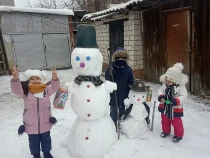 Мы слепили на прогулке снеговиков