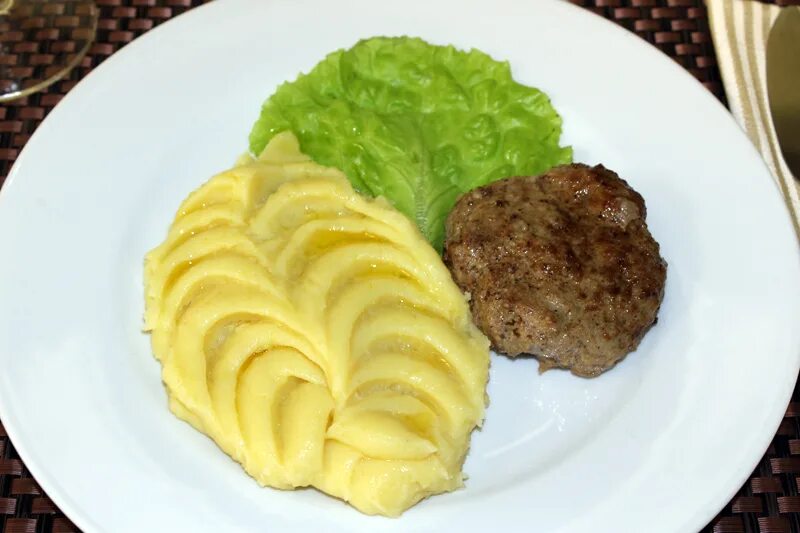 Как сделать пюре из мяса. Бифштекс с картофельным пюре. пюре с капустой. котлета из говядины с картофельным пюре. бифштекс из говядины с картофельным пюре.