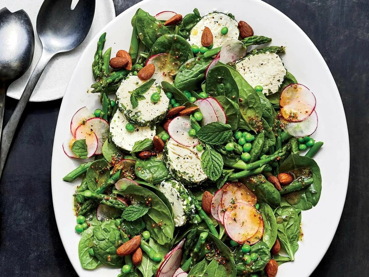 Летние салаты. Зелень для салатов. Салат весенний. Салат из зелени. Блюдо из овощей салаты