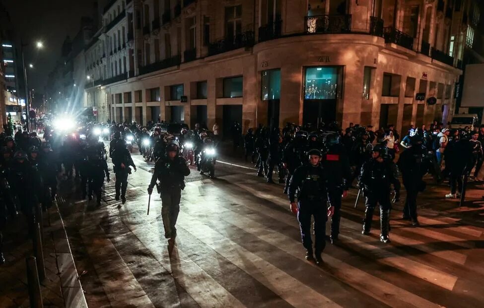 Беспорядки во франции 2024. Протесты во франции 2024. Митинги во франции. Беспорядки во франции 2024. Протесты во франции.