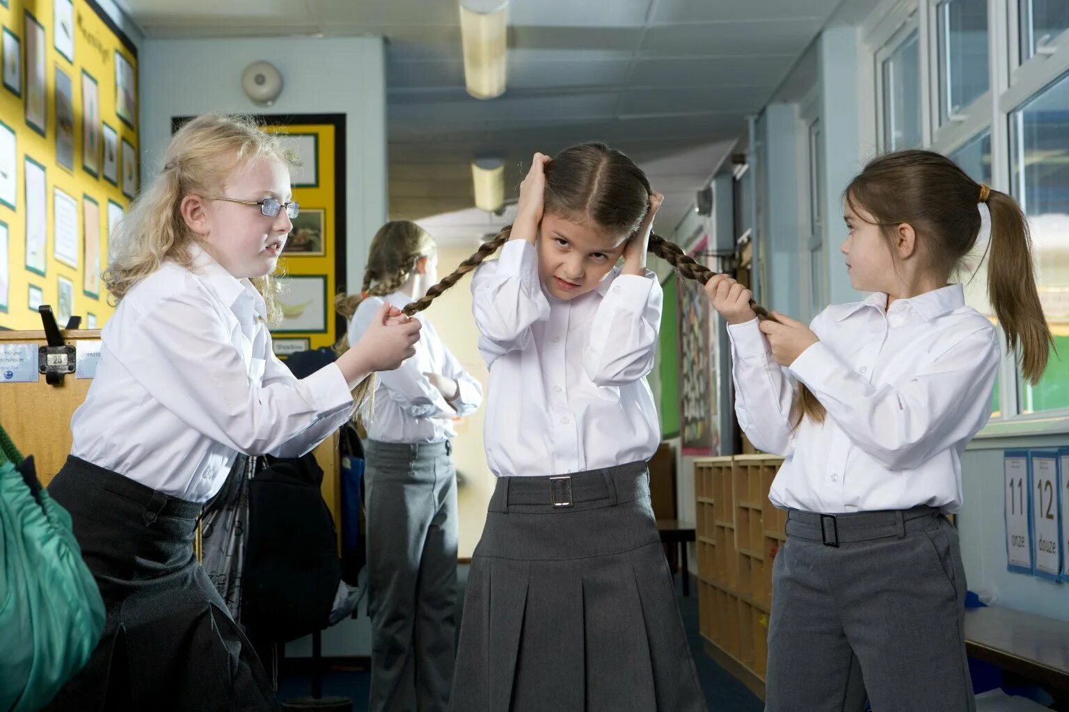 Teacher punish. Буллинг в школе. Девочки в школе. Травля детей в школе. Травля в школе девочки.