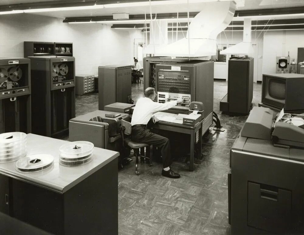 Ibm примеры. Пк ibm 704. ibm 2 поколения. компьютер ibm 701. ibm 1 поколения.