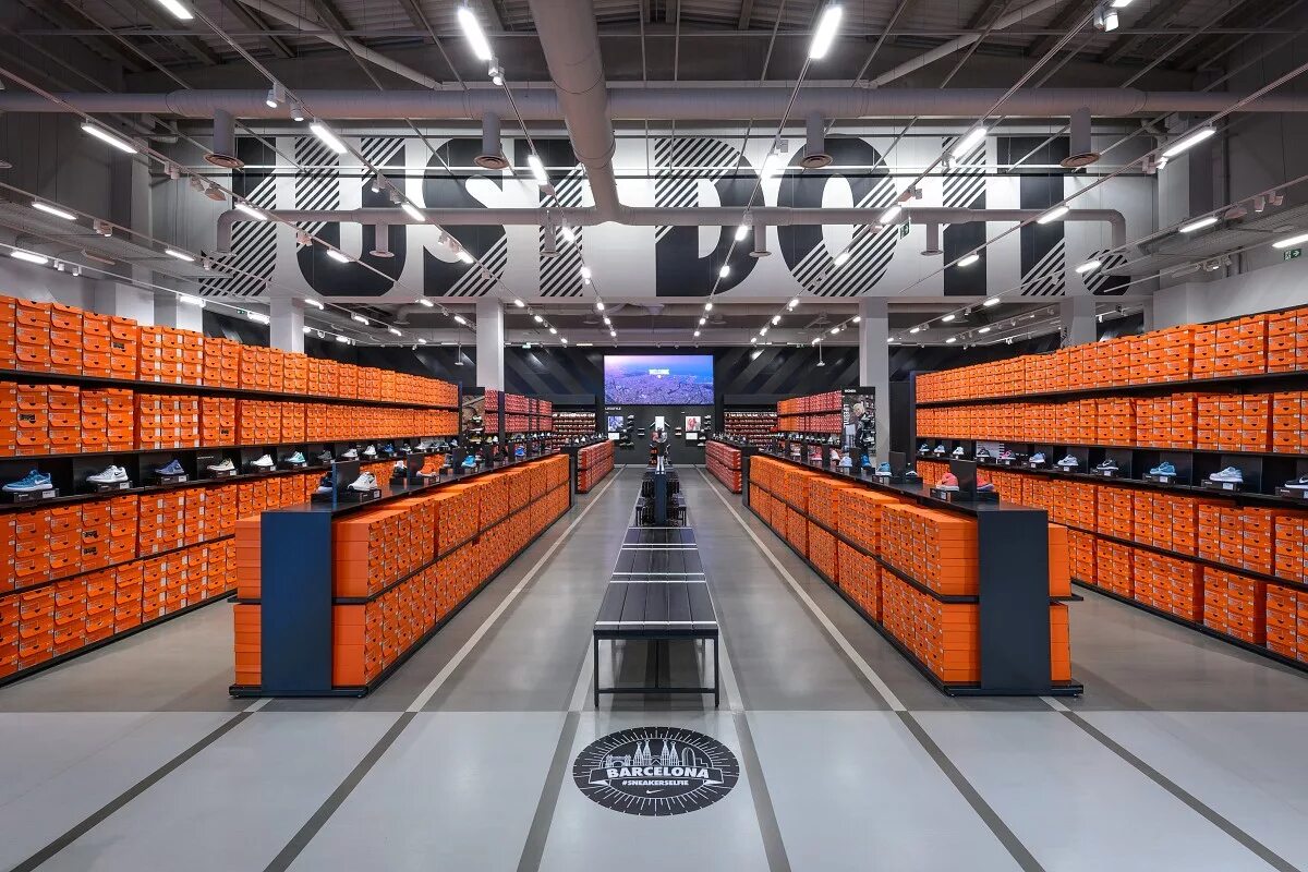 Производство найк. Nike Factory. Nike Factory Store. Nike Fabrikasi. Завод найк.