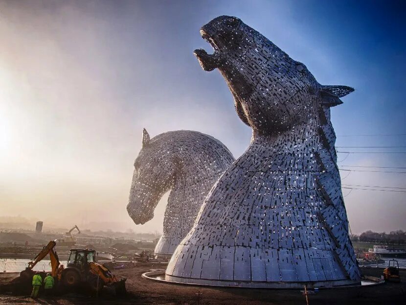 Огромный выглянуть. Гигантские скульптуры лошадей Шотландия. Город Фолкерк Шотландия статуя лошади. Келпи лошадь памятник Эдинбург. Статуя келпи в Шотландии.
