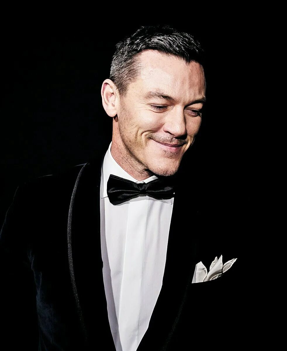 Luke evans. Люк Эванс. Люк Эванс люк Эванс. Люк Эванс молодой. Люк Эванс 2022.