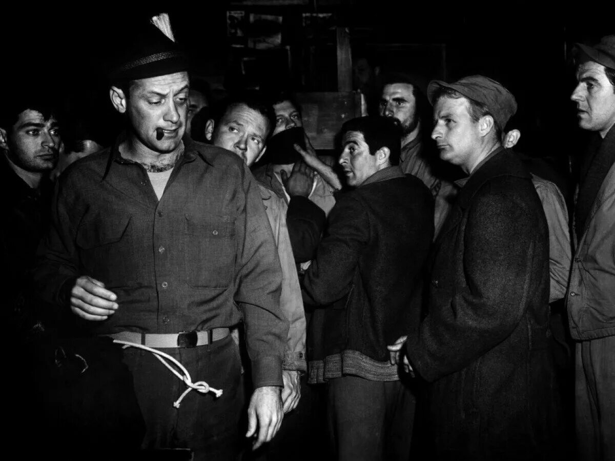 пленные советские женщины-военнослужащие. пленные красноармейцы 1941 унтерменш. билли холден лагерь военнопленных. собибор побег фильм 2018. колонна советских военнопленных 1941.