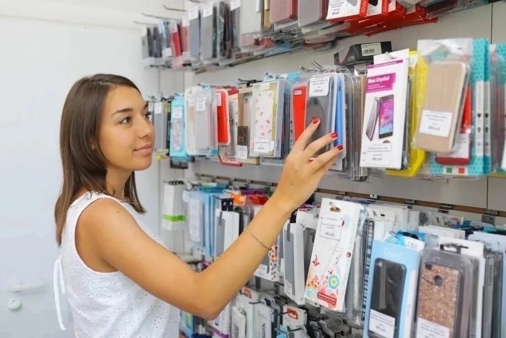 Девушка продавец консультант. Мобильный магазин работа. Теле2 магазин сотовых. Продавец сотовой связи. Большой выбор телефонов.