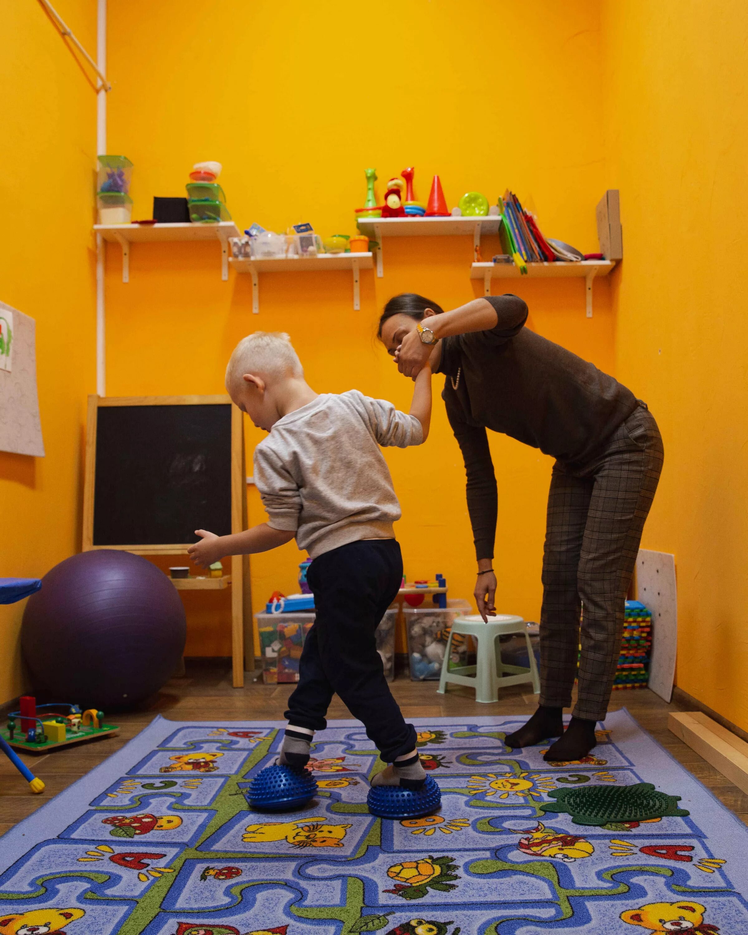 занятия с нейропсихологом. нейропсихолог занимается. занятия с нейропсихологом для детей. комната сенсорной интеграции. нейропсихолог фотосессия.