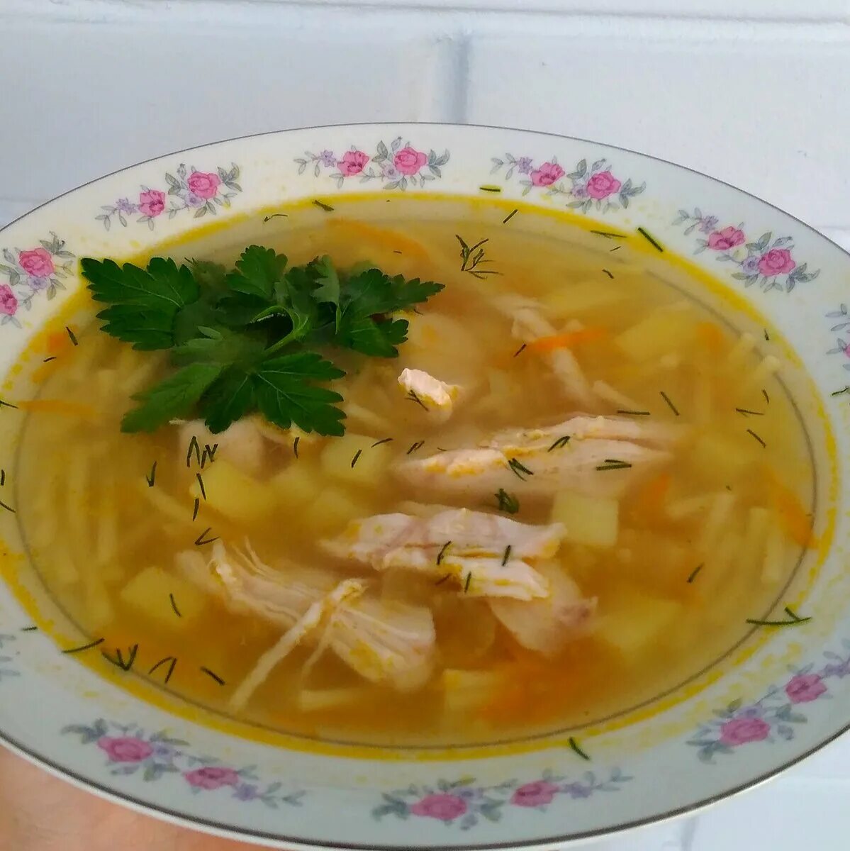 Супчик с курицей рецепт. Куриное консоме. Суп с курицей. Куриный супчик с болгарским перцем. Супчик с курицей рецепт.