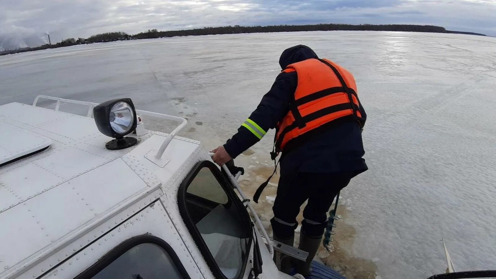 Лед Рыбинского водохранилища. Лед на Рыбинском водохранилище сейчас. Утонул Рыбак в Череповце. Состояние льда на Можайском.