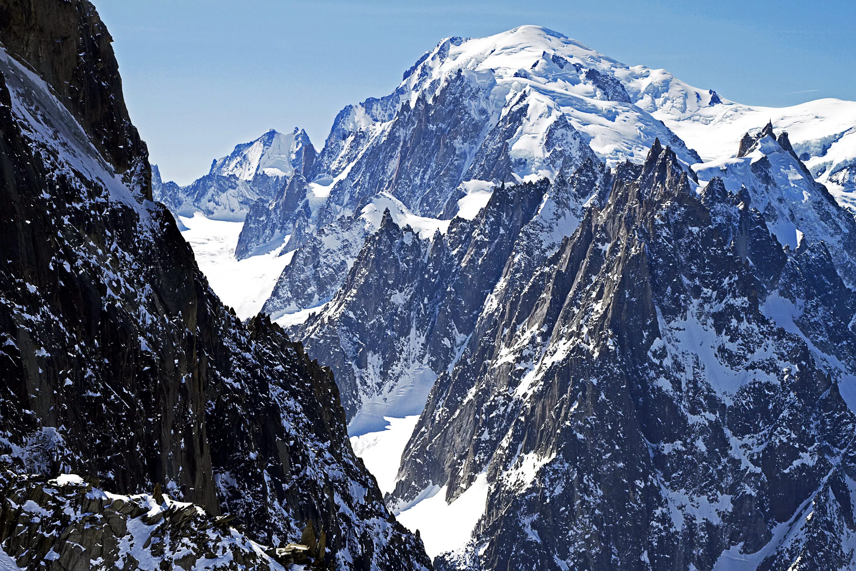 The high mountain in europe is. Монблан гора. Монблан западные Альпы. Гора Монблан высота. Высота у горы Монблан в Альпах.