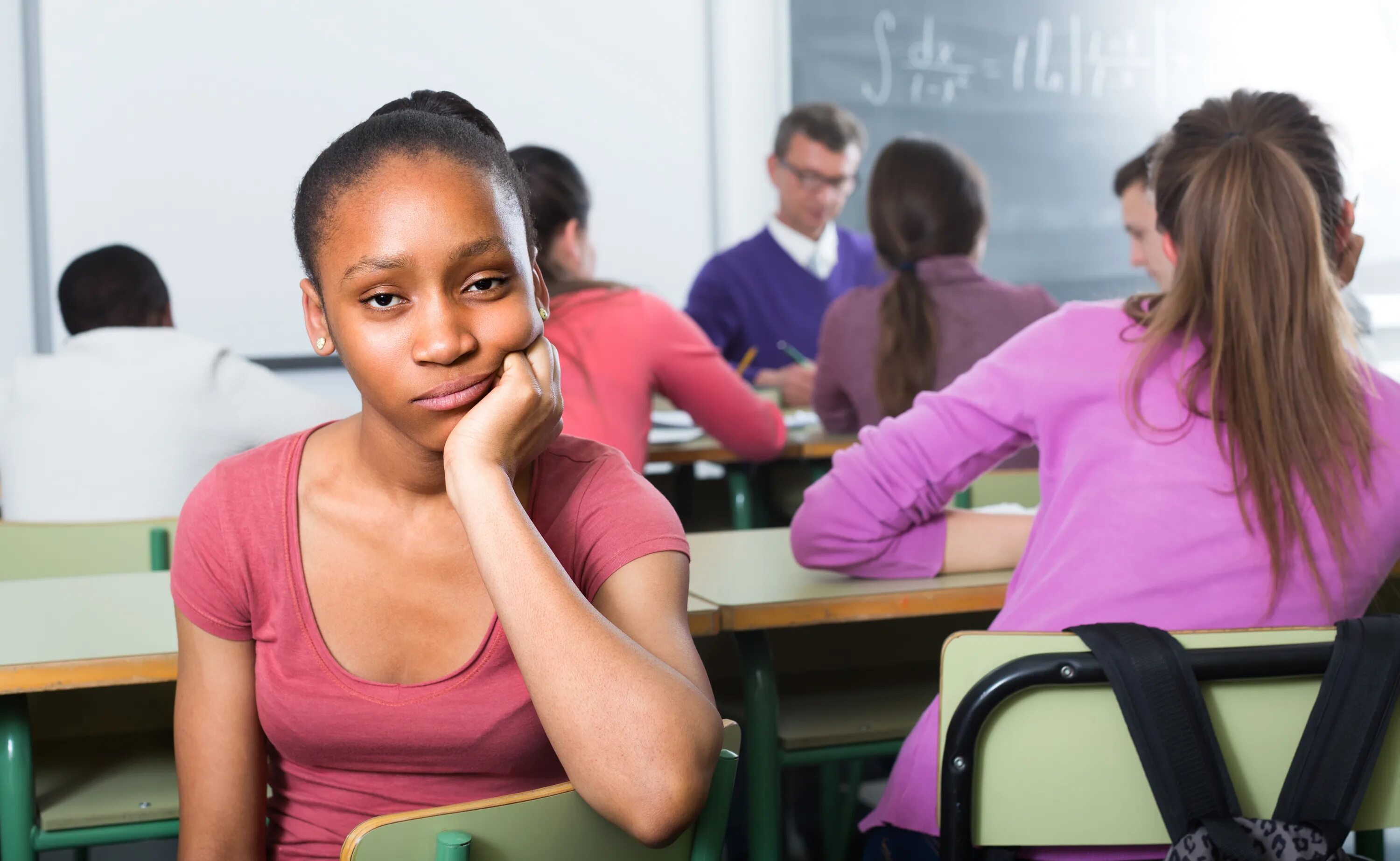 Teenagers Listening to the teacher. Девушка негр студентка. Black student girl. Listen to the teacher.