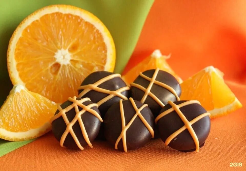 конфеты из фиников шоколада и апельсинов. карамелизированные дольки апельсина в шоколаде. шоколадно апельсиновые конфеты. шоколад с апельсином. шоколадный брауни с апельсином.
