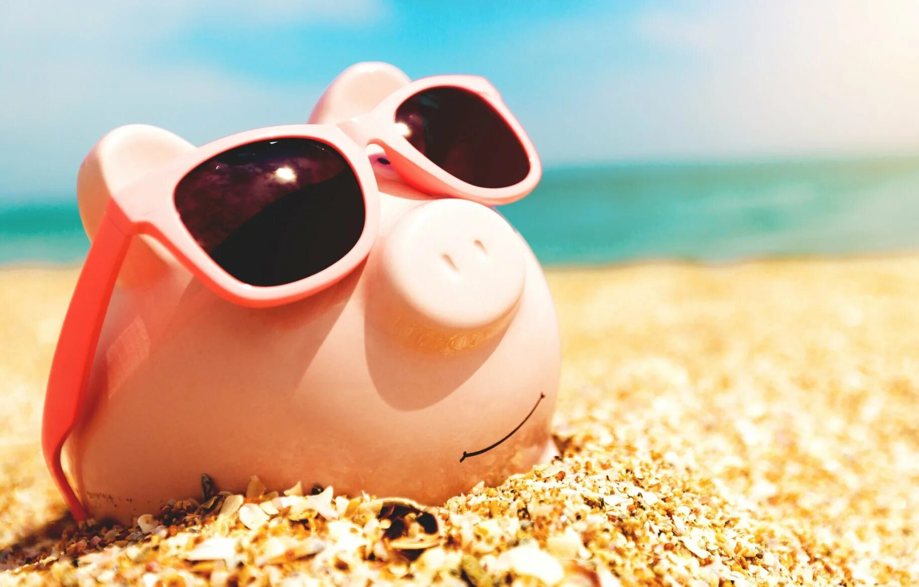 Saving summer. Свинка копилка на пляже. копилка на море картинка. умная копилка с морем. summer piggy bank sunglasses beach.