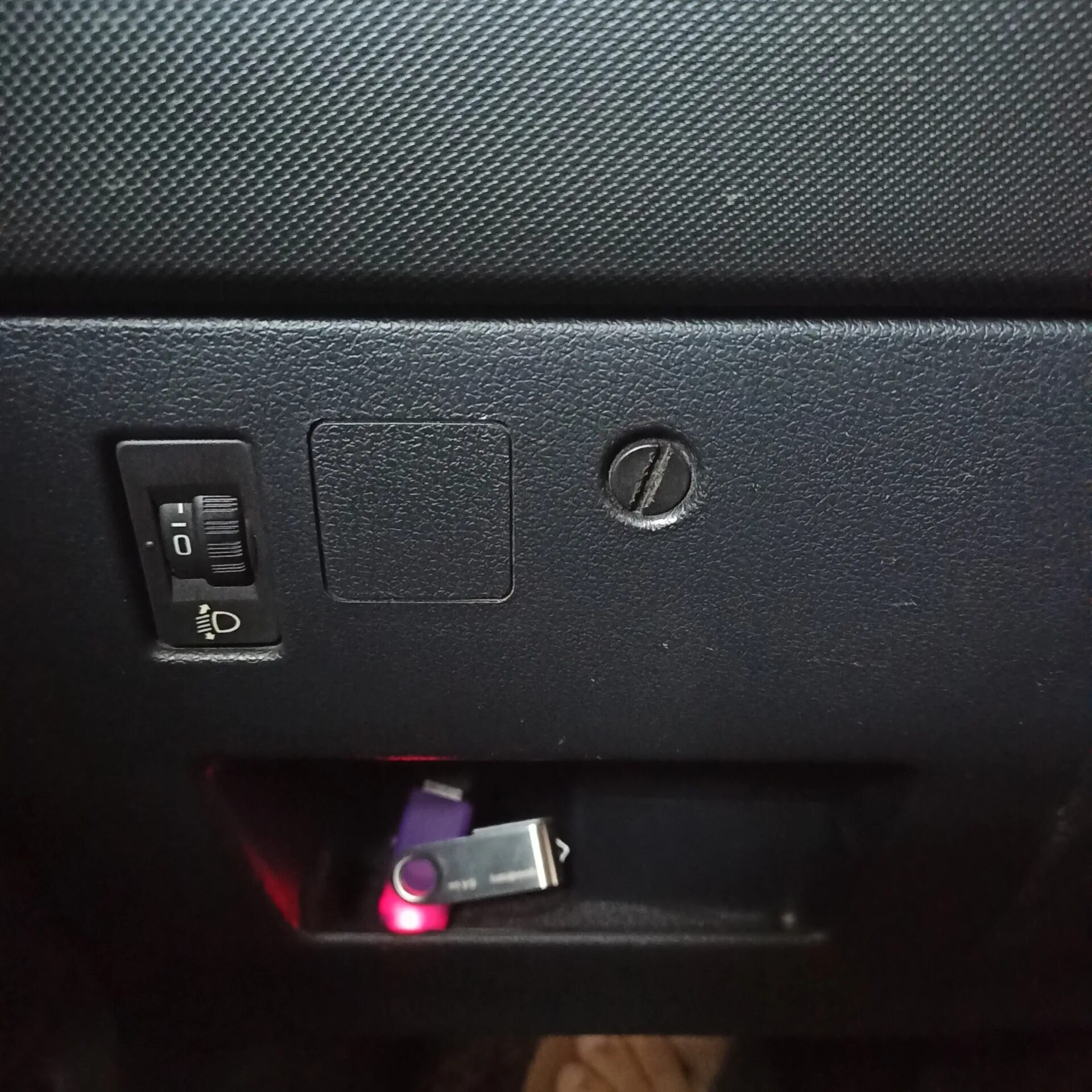 Usb в пежо 308. Разъем usb от пежо 408. Разъем usb пежо 3008. Usb в подлокотник пежо 308. Пежо 308 usb box.