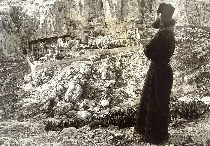 помнить монах. помнить монах. православный монах на дороге. афон монахи. монах пустынник.