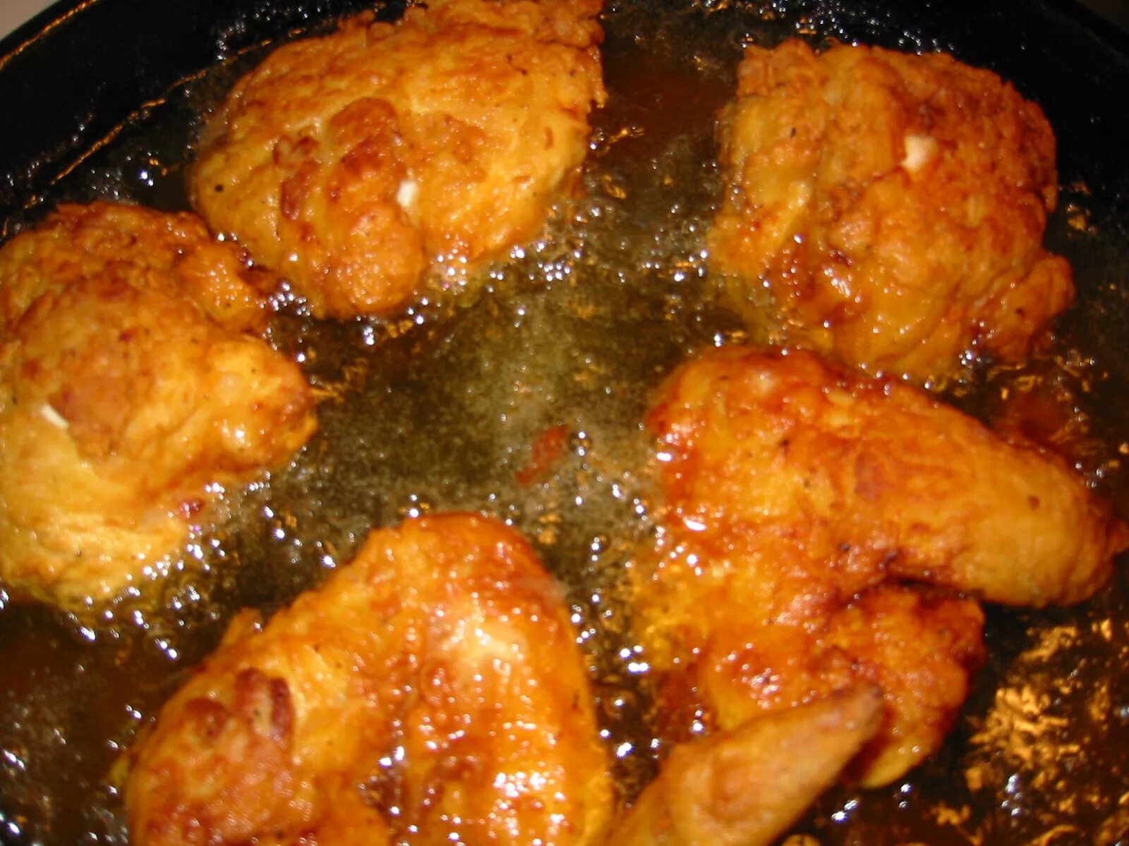 Жареное мясо. Гора жареного мяса. Жареное мясо на сковороде говядина. Очень жареная. Жареная пища.