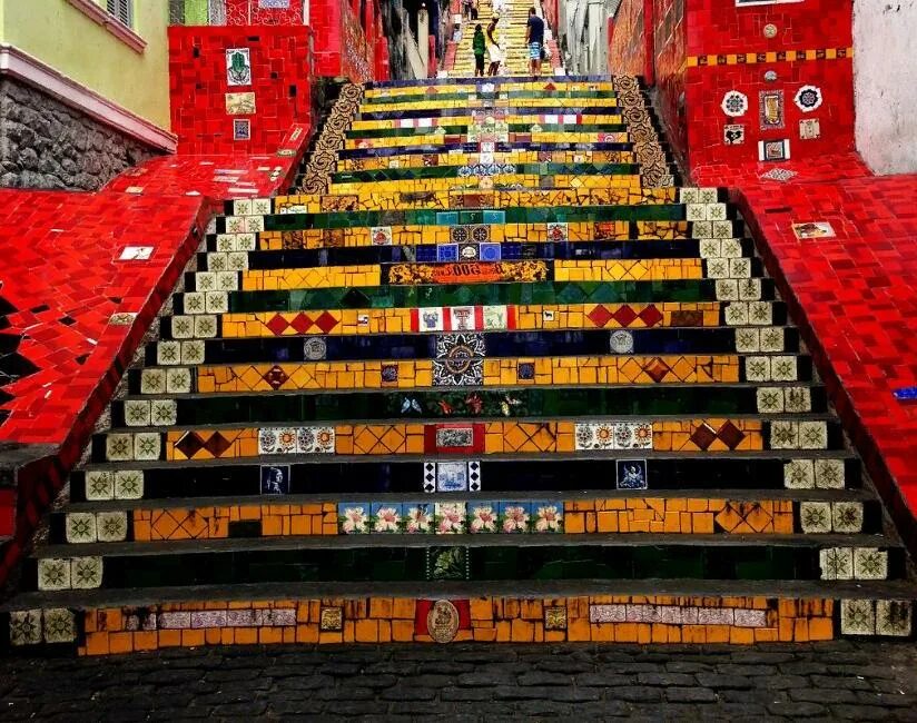 Олимпийские ступеньки. Лестница Селарона Рио-де-Жанейро. Лестница Хорхе Селарона. Разноцветная лестница в Рио де Жанейро.