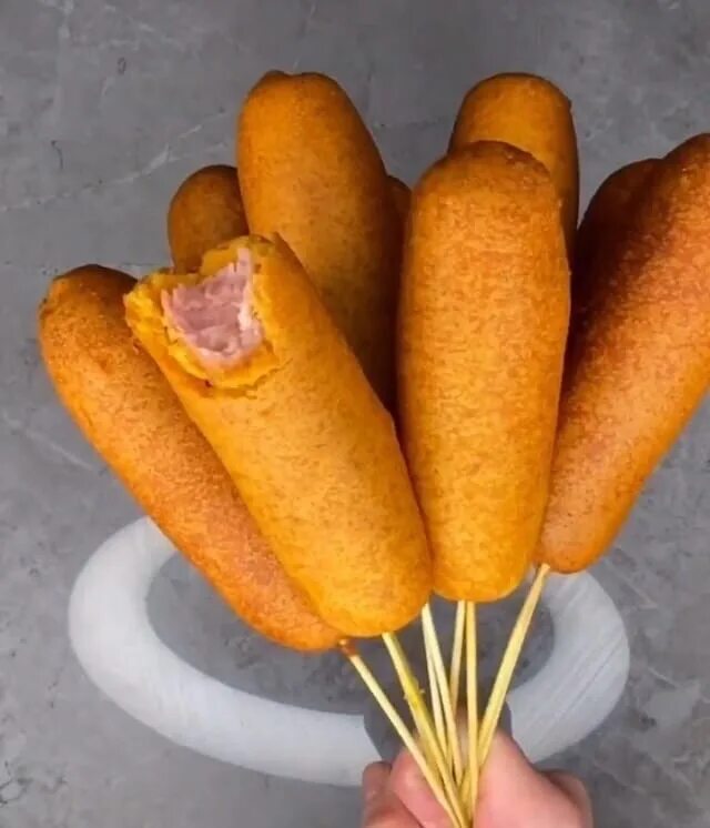 Корн дог с сосиской. Чиз корн дог корейский. Корн дог. Корн дог корейский. Корн-дог сосиска в тесте.