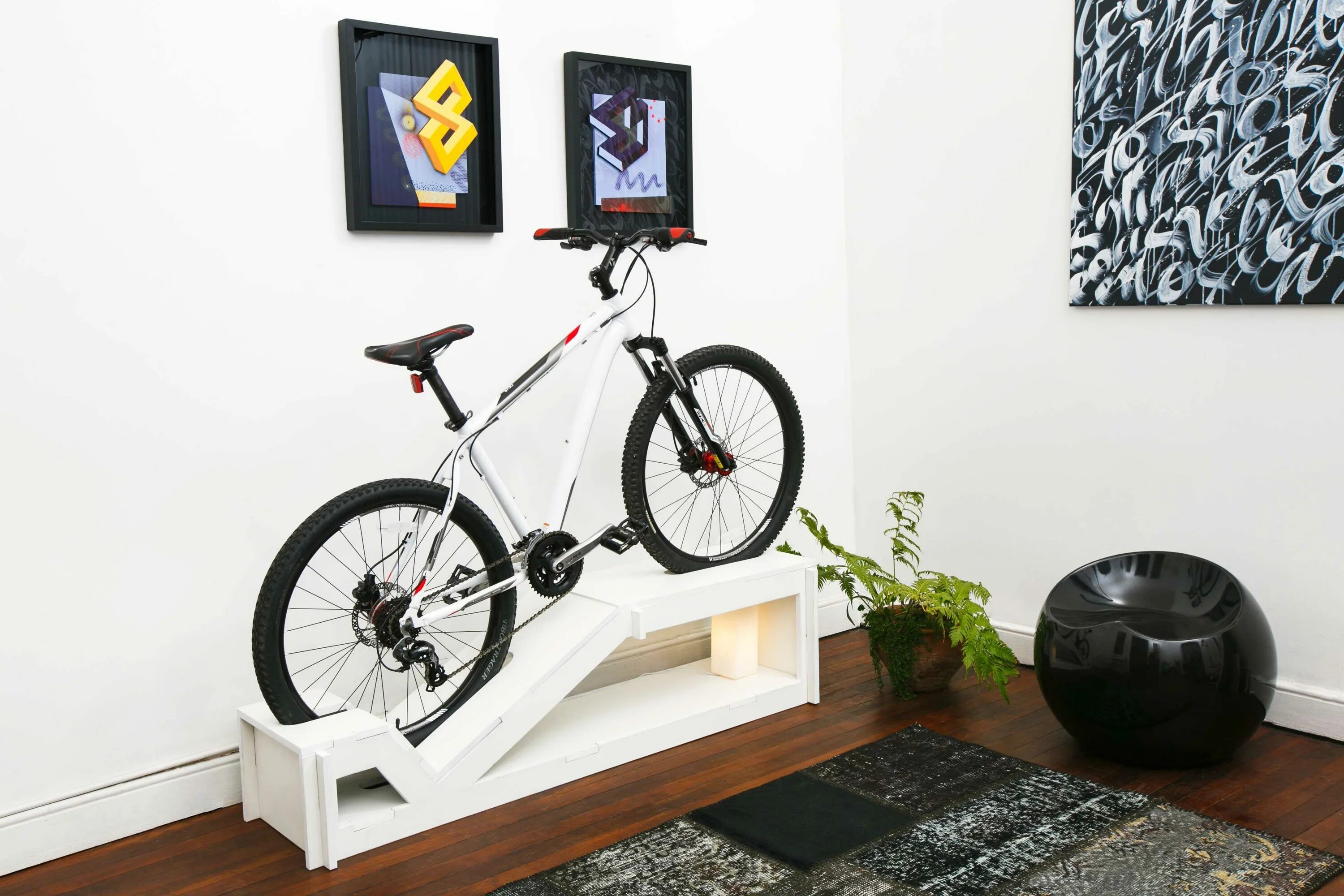 Bike room. Велосипед на стене. Хранение велосипедов. Велосипед в интерьере. Велосипед в интерьере квартиры.