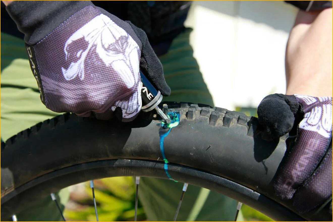 Покрышки на заднее колесо на велосипед. Tubeless Tire Repair Kit. Прокол шины велосипеда. Бескамерная покрышка для велосипеда. Заклейка покрышки велосипеда.