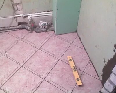 Класть плитку на пол или стену