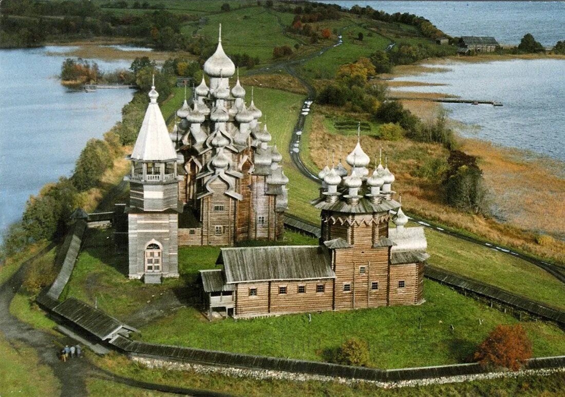 Мехико чичен ица. Архитектурный ансамбль кижи. Погост кижи культурное наследие. Деревянные церкви кижи. Объекты всемирного наследия архитектурные.