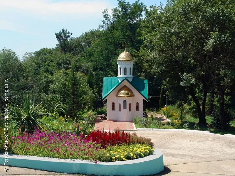 Часовни сочи. Часовни сочи. Волконка храм царственных страстотерпцев. Дагомыс часовня царственных страстотерпцев что это. Часовня солох аул.