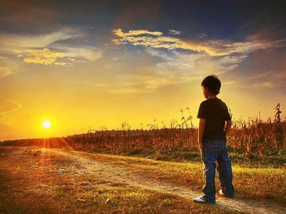 Жизнь испытывает ребенка. Дорога человек солнце. Идущий к солнцу. Трудности это не наказание за прошлое. Солнце и человек.