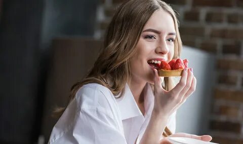 Девушка есть много сладкого
