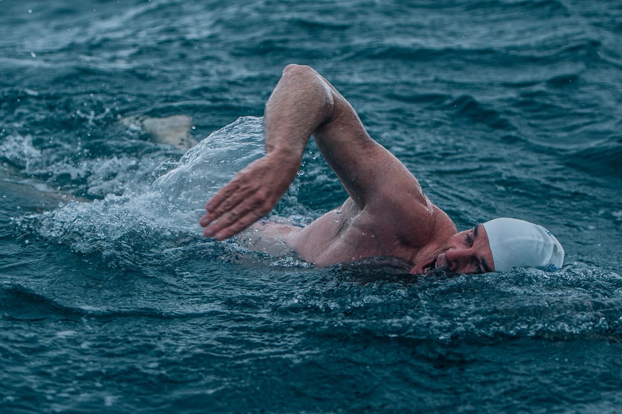 Плыть в холодной воде. Человек плывет. Человек в море плывет. Мужчина плавает. Человек плавает.