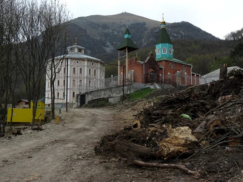 Гора бештау мужской монастырь пятигорск. Мужской монастырь Пятигорск Бештау. Маршруты Бештау монастырь. Второ-Афонский мужской монастырь в Пятигорске. Бештау Второафонский монастырь зимой.