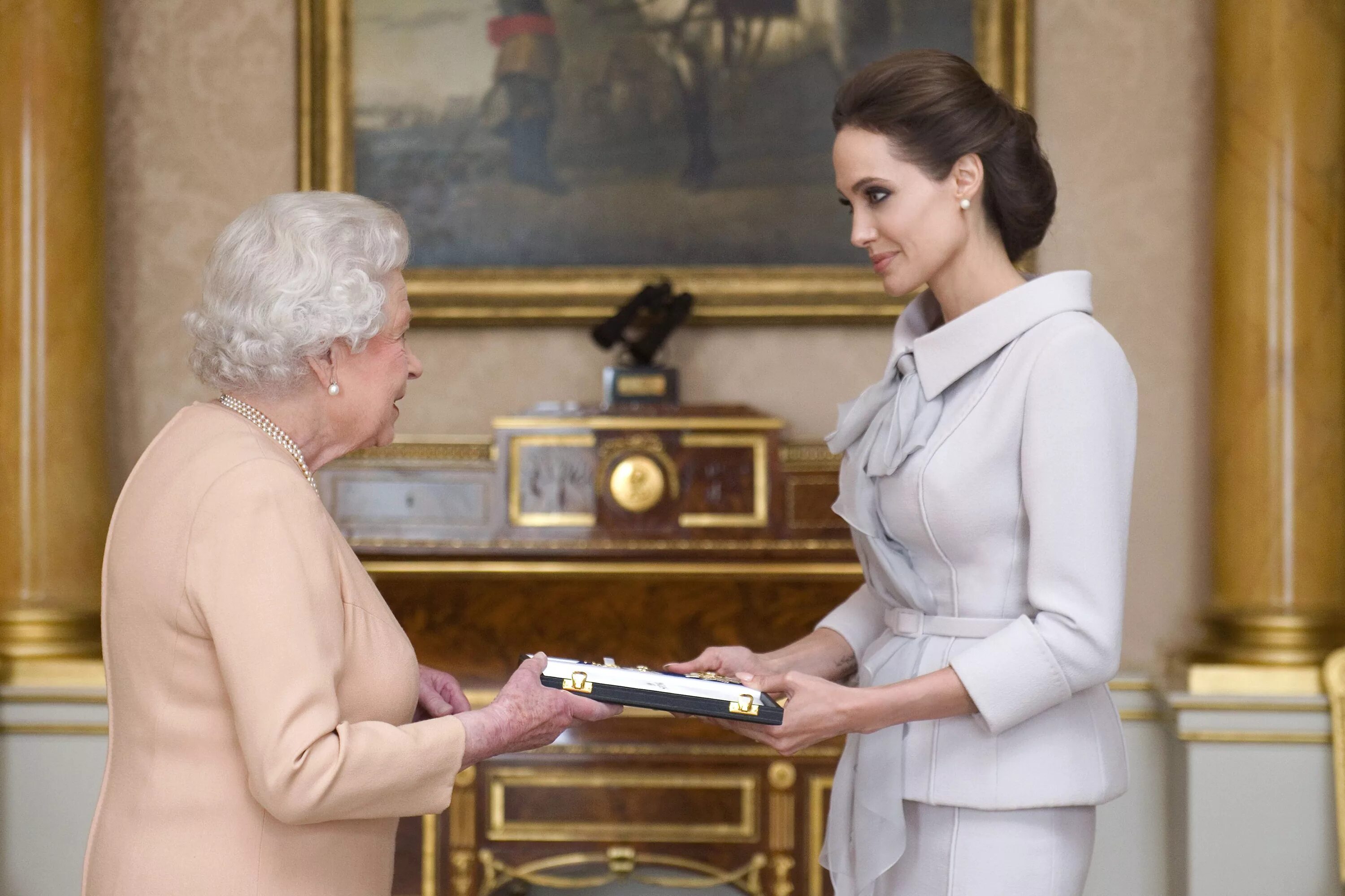 Анджелина Джоли на приеме у королевы Елизаветы. Посвященный даме и