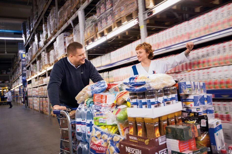 Продажа магазина метро. Сотрудники Metro Cash and carry. Сотрудники метро кэш энд Керри. Клиенты метро кэш энд Керри. Метро магазин работники.