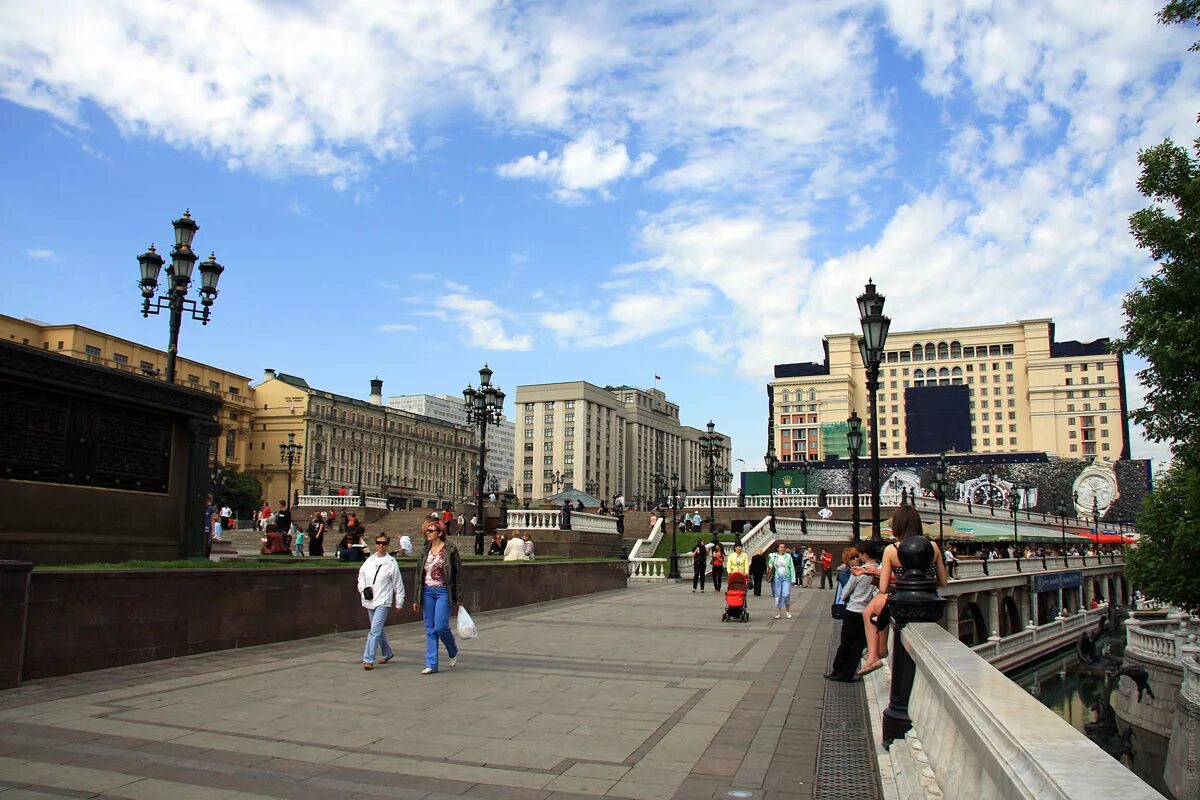 Московский охотно. Манежная площадь Москва метро. Улица Охотный ряд Москва. Площадь Охотного ряда Москва. Москва Охотный ряд улица Охотный ряд.