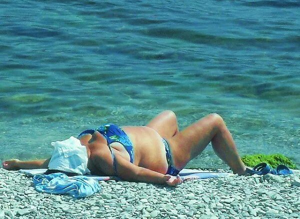 Пляжные скрытая. Пляж Геленджик девушки. На пляже Геленджика женщины. Девочки на пляже Геленджика. Геленджик девушки на пляже в купальнике