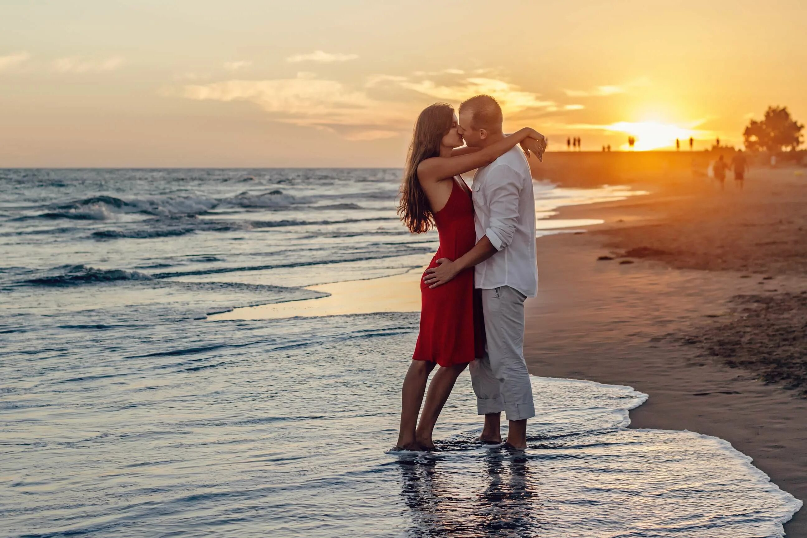 Natural couple. Влюбленная пара на берегу моря. Поцелуй на берегу моря. Счастливая влюбленная пара. Красивые парочки.