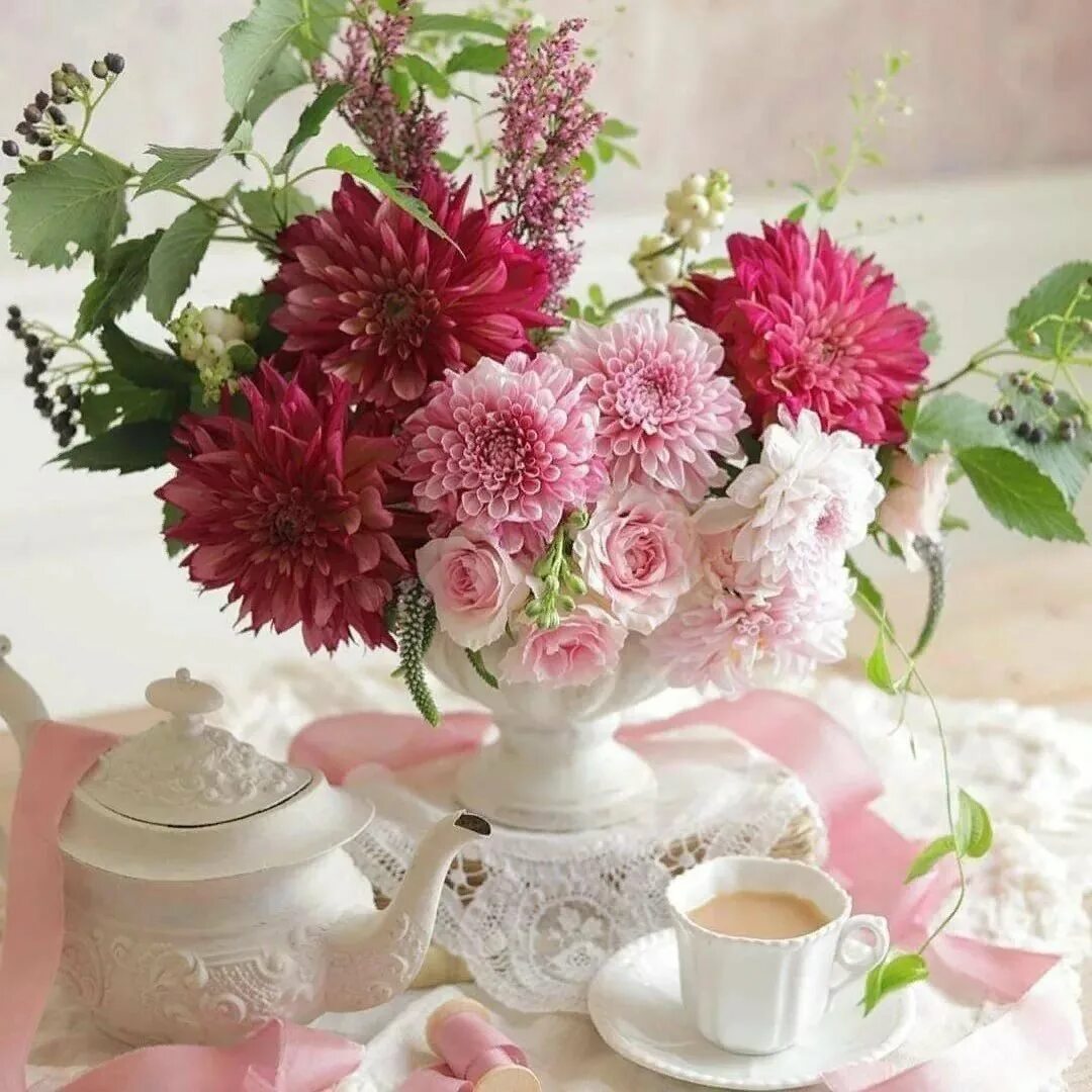 Доброе утро прекрасного дня картинки. Доброе утро с георгинами. Доброго утра и хорошего дня цветы. Открыточку с добрым утром с цветами георгины. Доброе утро с днем рождения.