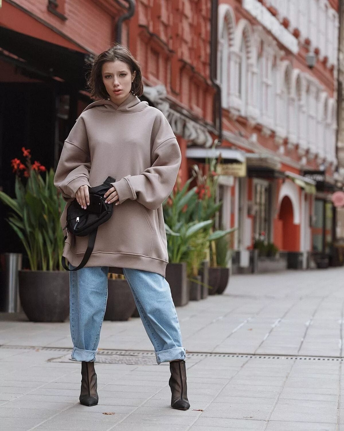 Одежда оверсайз для девушек. Оверсайз костюмы 2022. Оверсайз одежда женская. Худи оверсайз латте. Одежда оверсайз для девушек.