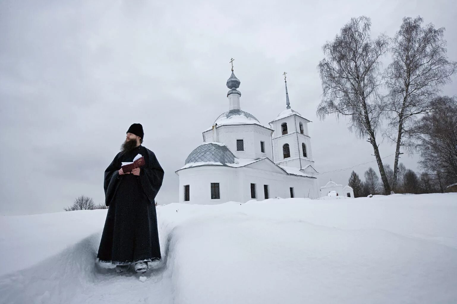 Монах в храме. Монах в церкви. Монах православный храм. К храму вела