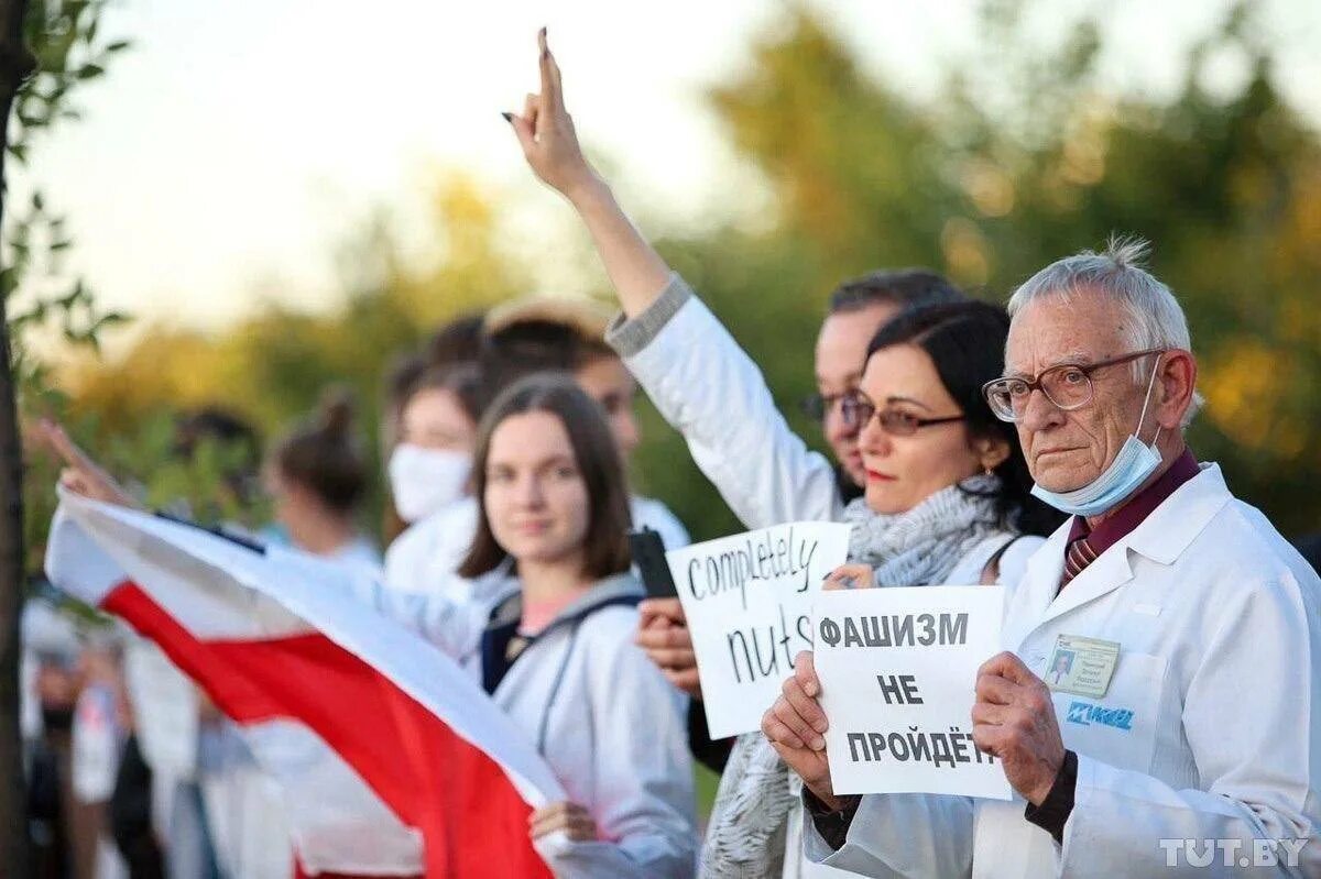 Хартия 97 новости украины. Белорусские медики протесты. Митинг медиков. Белорусские девушки на протестах. Белорусская хартия 97.