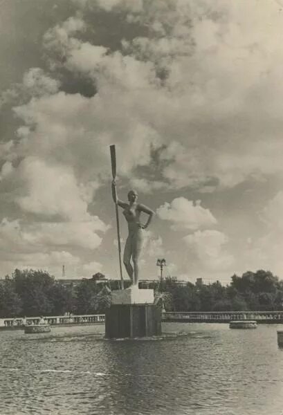 Хроники московского быта девушка с веслом. Девушка с веслом шадр 1935. девушка с веслом в парке горького. девушка с веслом шадр парк горького. девушка с веслом цпкио горького москва.